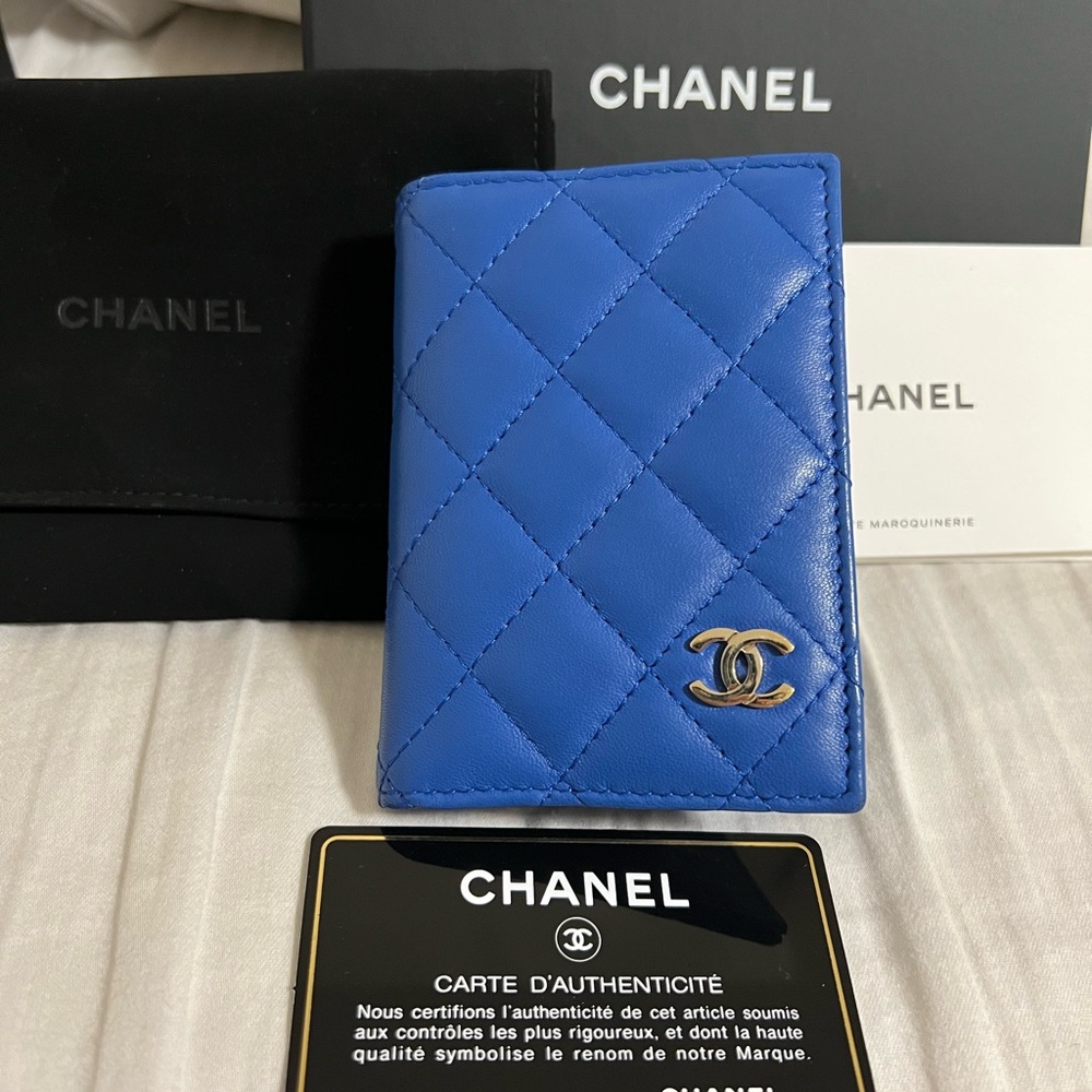 Chanel card holder in lambskin leather light blue